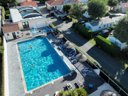 Camping Pas Cher vous présente avec son site Officiel campingpascher.fr, le Camping Aux Coeurs Vendeens classé 4 étoiles, situé sur la commune de Saint Jean De Monts dans le département Vendée (Pays De La Loire) en France. Le camping Aux Coeurs Vendeens, vous présente un hébergement de type maison de 45 m² et télévision. Le camping Aux Coeurs Vendeens vous propose du jeudi 24 septembre au jeudi 01 octobre 2026 pour 7 nuits à 296€. Cette location propose 30 dates différentes pour réserver votre séjour. Découvrez également les 9 autres gammes d'hébergements du camping. Les Avis clients pour le Camping Aux Coeurs Vendeens sont excellents avec une note moyenne de 8 sur 10. Mer, Piscine couverte, Piscine extérieure, Animation ados, Animations familiales, Club enfants, Aire de jeux enfants, Parcours sportif, Ping-pong, Plongée, Pétanque, Salle de jeux vidéo, Structure gonflable enfants, Dépôt de pain, Snack/Bar,... En savoir plus : cliquez-ICI.