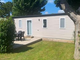 Camping Pas Cher vous présente avec son site Officiel campingpascher.fr, le Camping Aux Coeurs Vendeens classé 4 étoiles, situé sur la commune de Saint Jean De Monts dans le département Vendée (Pays De La Loire) en France. Le camping Aux Coeurs Vendeens, vous présente un hébergement de type mobil-home de 23 m² et télévision. Le camping Aux Coeurs Vendeens vous propose du lundi 06 avril au lundi 13 avril 2026, en promotion à -14% pour 7 nuits à 259,70 € au lieu de 302,0 € soit une Économie de 42,30 €. Cette location propose 104 dates différentes pour réserver votre séjour. Découvrez également les 9 autres gammes d'hébergements du camping. Les Avis clients pour le Camping Aux Coeurs Vendeens sont excellents avec une note moyenne de 8 sur 10. Mer, Piscine couverte, Piscine extérieure, Animation ados, Animations familiales, Club enfants, Aire de jeux enfants, Parcours sportif, Ping-pong, Plongée, Pétanque, Salle de jeux vidéo, Structure gonflable enfants, Dépôt de pain, Snack/Bar,... En savoir plus : cliquez-ICI.