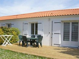 Camping Pas Cher vous présente avec son site Officiel campingpascher.fr, le Camping Aux Coeurs Vendeens classé 4 étoiles, situé sur la commune de Saint Jean De Monts dans le département Vendée (Pays De La Loire) en France. Le camping Aux Coeurs Vendeens, vous présente un hébergement de type maison de 45 m² et télévision. Le camping Aux Coeurs Vendeens vous propose du lundi 06 avril au lundi 13 avril 2026, en promotion à -14% pour 7 nuits à 295,40 € au lieu de 344,0 € soit une Économie de 48,60 €. Cette location propose 104 dates différentes pour réserver votre séjour. Découvrez également les 9 autres gammes d'hébergements du camping. Les Avis clients pour le Camping Aux Coeurs Vendeens sont excellents avec une note moyenne de 8 sur 10. Mer, Piscine couverte, Piscine extérieure, Animation ados, Animations familiales, Club enfants, Aire de jeux enfants, Parcours sportif, Ping-pong, Plongée, Pétanque, Salle de jeux vidéo, Structure gonflable enfants, Dépôt de pain, Snack/Bar,... En savoir plus : cliquez-ICI.