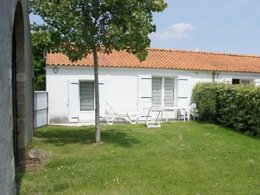 Camping Pas Cher vous présente avec son site Officiel campingpascher.fr, le Camping Aux Coeurs Vendeens classé 4 étoiles, situé sur la commune de Saint Jean De Monts dans le département Vendée (Pays De La Loire) en France. Le camping Aux Coeurs Vendeens, vous présente un hébergement de type maison pour 2 personnes et télévision. Le camping Aux Coeurs Vendeens vous propose du lundi 06 avril au lundi 13 avril 2026, en promotion à -14% pour 7 nuits à 283,50 € au lieu de 330,0 € soit une Économie de 46,50 €. Cette location propose 80 dates différentes pour réserver votre séjour. Découvrez également les 9 autres gammes d'hébergements du camping. Les Avis clients pour le Camping Aux Coeurs Vendeens sont excellents avec une note moyenne de 8 sur 10. Mer, Piscine couverte, Piscine extérieure, Animation ados, Animations familiales, Club enfants, Aire de jeux enfants, Parcours sportif, Ping-pong, Plongée, Pétanque, Salle de jeux vidéo, Structure gonflable enfants, Dépôt de pain, Snack/Bar,... En savoir plus : cliquez-ICI.