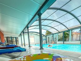 Camping Pas Cher vous présente avec son site Officiel campingpascher.fr, le Camping Aux Coeurs Vendeens classé 4 étoiles, situé sur la commune de Saint Jean De Monts dans le département Vendée (Pays De La Loire) en France. Le camping Aux Coeurs Vendeens, vous présente un hébergement de type mobil-home de 27 m² et télévision. Le camping Aux Coeurs Vendeens vous propose du lundi 06 avril au lundi 13 avril 2026, en promotion à -14% pour 7 nuits à 271,60 € au lieu de 316,0 € soit une Économie de 44,40 €. Cette location propose 104 dates différentes pour réserver votre séjour. Découvrez également les 9 autres gammes d'hébergements du camping. Les Avis clients pour le Camping Aux Coeurs Vendeens sont excellents avec une note moyenne de 8 sur 10. Mer, Piscine couverte, Piscine extérieure, Animation ados, Animations familiales, Club enfants, Aire de jeux enfants, Parcours sportif, Ping-pong, Plongée, Pétanque, Salle de jeux vidéo, Structure gonflable enfants, Dépôt de pain, Snack/Bar,... En savoir plus : cliquez-ICI.