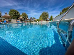 Camping Pas Cher vous présente avec son site Officiel campingpascher.fr, le Camping Aux Coeurs Vendeens classé 4 étoiles, situé sur la commune de Saint Jean De Monts dans le département Vendée (Pays De La Loire) en France. Le camping Aux Coeurs Vendeens, vous présente un hébergement de type maison de 45 m² et télévision. Le camping Aux Coeurs Vendeens vous propose du lundi 06 avril au lundi 13 avril 2026, en promotion à -14% pour 7 nuits à 295,40 € au lieu de 344,0 € soit une Économie de 48,60 €. Cette location propose 104 dates différentes pour réserver votre séjour. Découvrez également les 9 autres gammes d'hébergements du camping. Les Avis clients pour le Camping Aux Coeurs Vendeens sont excellents avec une note moyenne de 8 sur 10. Mer, Piscine couverte, Piscine extérieure, Animation ados, Animations familiales, Club enfants, Aire de jeux enfants, Parcours sportif, Ping-pong, Plongée, Pétanque, Salle de jeux vidéo, Structure gonflable enfants, Dépôt de pain, Snack/Bar,... En savoir plus : cliquez-ICI.