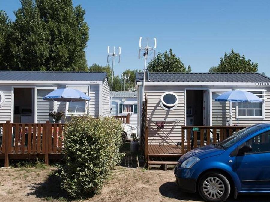 Camping Pas Cher vous présente avec son site Officiel campingpascher.fr, le Camping Le Petit Bois classé 3 étoiles, situé sur la commune de Saint Jean De Monts dans le département Vendée (Pays De La Loire) en France. Le camping Le Petit Bois, vous présente un hébergement de type mobil-home de 25 m² et télévision. Le camping Le Petit Bois vous proposeun séjour PAS CHER avec une REMISEdu vendredi 05 juin au vendredi 12 juin 2026 avec une PROMO de DERNIÈRE MINUTE, en promotion à -37% pour 7 nuits à 179 € au lieu de 285,0 € soit une Économie de 106 €. Cette location propose 39 dates différentes pour réserver votre séjour. Découvrez également les 7 autres gammes d'hébergements du camping. Les Avis clients pour le Camping Le Petit Bois sont excellents avec une note moyenne de 8 sur 10. Piscine chauffée, Piscine extérieure, Animations familiales, Aire de jeux enfants, Ping-pong, Pétanque, Bar, Snack/Bar,... En savoir plus : cliquez-ICI.