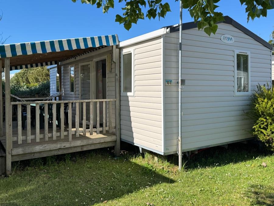 Camping Pas Cher vous présente avec son site Officiel campingpascher.fr, le Camping Le Petit Bois classé 3 étoiles, situé sur la commune de Saint Jean De Monts dans le département Vendée (Pays De La Loire) en France. Le camping Le Petit Bois, vous présente un hébergement de type mobil-home de 30 m² et télévision. Le camping Le Petit Bois vous proposeun séjour PAS CHER avec une REMISEdu vendredi 05 juin au vendredi 12 juin 2026 avec une PROMO de DERNIÈRE MINUTE, en promotion à -38% pour 7 nuits à 248 € au lieu de 400,0 € soit une Économie de 152 €. Cette location propose 37 dates différentes pour réserver votre séjour. Découvrez également les 7 autres gammes d'hébergements du camping. Les Avis clients pour le Camping Le Petit Bois sont excellents avec une note moyenne de 8 sur 10. Piscine chauffée, Piscine extérieure, Animations familiales, Aire de jeux enfants, Ping-pong, Pétanque, Bar, Snack/Bar,... En savoir plus : cliquez-ICI.