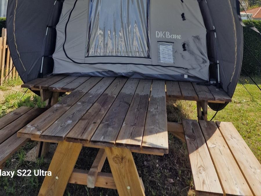 Camping Pas Cher vous présente avec son site Officiel campingpascher.fr, le Camping Le Petit Bois classé 3 étoiles, situé sur la commune de Saint Jean De Monts dans le département Vendée (Pays De La Loire) en France. Le camping Le Petit Bois, vous présente un hébergement de type tente. Le camping Le Petit Bois vous propose du dimanche 07 juin au dimanche 14 juin 2026 avec un DÉPART DEMAIN pour 7 nuits à 240€. Cette location propose 25 dates différentes pour réserver votre séjour. Découvrez également les 8 autres gammes d'hébergements du camping. Les Avis clients pour le Camping Le Petit Bois sont excellents avec une note moyenne de 8 sur 10. Piscine chauffée, Piscine extérieure, Animations familiales, Aire de jeux enfants, Ping-pong, Pétanque, Bar, Snack/Bar,... En savoir plus : cliquez-ICI.