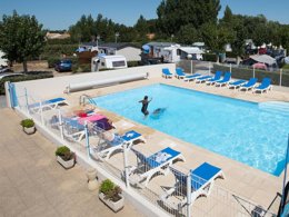 Camping Pas Cher vous présente avec son site Officiel campingpascher.fr, le Camping Le Petit Bois classé 3 étoiles, situé sur la commune de Saint Jean De Monts dans le département Vendée (Pays De La Loire) en France. Le camping Le Petit Bois, vous présente un hébergement de type mobil-home de 25 m² et télévision. Le camping Le Petit Bois vous proposeun séjour PAS CHER avec une REMISEdu vendredi 05 juin au vendredi 12 juin 2026 avec une PROMO de DERNIÈRE MINUTE, en promotion à -37% pour 7 nuits à 179 € au lieu de 285,0 € soit une Économie de 106 €. Cette location propose 39 dates différentes pour réserver votre séjour. Découvrez également les 7 autres gammes d'hébergements du camping. Les Avis clients pour le Camping Le Petit Bois sont excellents avec une note moyenne de 8 sur 10. Piscine chauffée, Piscine extérieure, Animations familiales, Aire de jeux enfants, Ping-pong, Pétanque, Bar, Snack/Bar,... En savoir plus : cliquez-ICI.