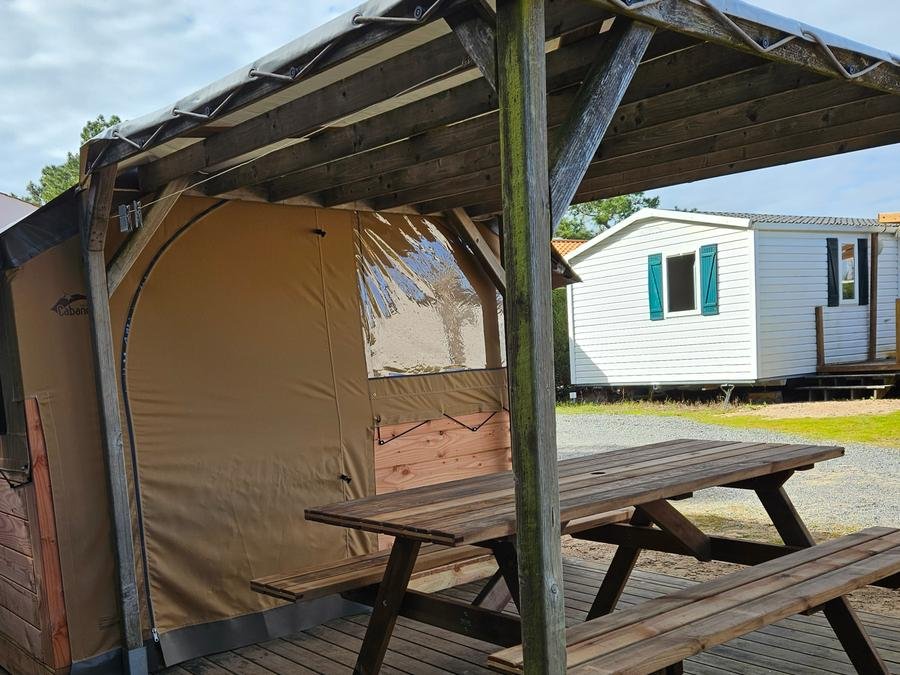 Camping Pas Cher vous présente avec son site Officiel campingpascher.fr, le Camping Le Pont D'yeu classé 3 étoiles, situé sur la commune de Notre Dame De Monts dans le département Vendée (Pays De La Loire) en France. Le camping Le Pont D'yeu, vous présente un hébergement de type tente de 7 m². Le camping Le Pont D'yeu vous propose du lundi 31 août au lundi 07 septembre 2026 pour 7 nuits à 200.2€. Cette location propose 56 dates différentes pour réserver votre séjour. Découvrez également les 9 autres gammes d'hébergements du camping. Les Avis clients pour le Camping Le Pont D'yeu sont excellents avec une note moyenne de 8 sur 10. Piscine couverte, Animations familiales, Aire de jeux enfants, Canoë-kayak, Court de tennis, Paddle, Ping-pong, Pétanque, Randonnée, Voile, Bar, Dépôt de pain, Restaurant,... En savoir plus : cliquez-ICI.
