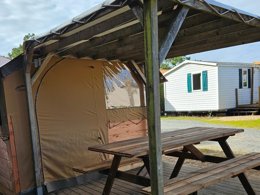 Camping Pas Cher vous présente avec son site Officiel campingpascher.fr, le Camping Le Pont D'yeu classé 3 étoiles, situé sur la commune de Notre Dame De Monts dans le département Vendée (Pays De La Loire) en France. Le camping Le Pont D'yeu, vous présente un hébergement de type tente de 7 m². Le camping Le Pont D'yeu vous propose du lundi 31 août au lundi 07 septembre 2026 pour 7 nuits à 200.2€. Cette location propose 176 dates différentes pour réserver votre séjour. Découvrez également les 8 autres gammes d'hébergements du camping. Les Avis clients pour le Camping Le Pont D'yeu sont excellents avec une note moyenne de 8 sur 10. Piscine couverte, Animations familiales, Aire de jeux enfants, Canoë-kayak, Court de tennis, Paddle, Ping-pong, Pétanque, Randonnée, Voile, Bar, Dépôt de pain, Restaurant,... En savoir plus : cliquez-ICI.