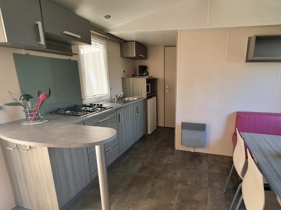 Camping Pas Cher vous présente avec son site Officiel campingpascher.fr, le Camping Les Petites Minaudieres classé 3 étoiles, situé sur la commune de Saint Sauveur La Foucaudiere dans le département Vienne (Poitou Charentes) en France. Le camping Les Petites Minaudieres, vous présente un hébergement de type mobil-home de 30 m² pour 4 personnes et télévision. Le camping Les Petites Minaudieres vous propose du vendredi 05 juin au vendredi 12 juin 2026 avec un DÉPART DEMAIN pour 7 nuits à 540€. Cette location propose 143 dates différentes pour réserver votre séjour. Découvrez également les 2 autres gammes d'hébergements du camping. Les Avis clients pour le Camping Les Petites Minaudieres sont excellents avec une note moyenne de 9 sur 10. Piscine chauffée, Piscine extérieure, Aire de jeux enfants, Baby-foot, Canoë-kayak, Court de tennis, Ping-pong, Pédalo, Pétanque, Randonnée, Terrain de badminton, Terrain de volley-ball, Terrain multisports, Trampoline, Bar, Boulangerie, Bureau de tabac, Dépôt de pain, Snack/Bar, Station-service, Supermarché,... En savoir plus : cliquez-ICI.