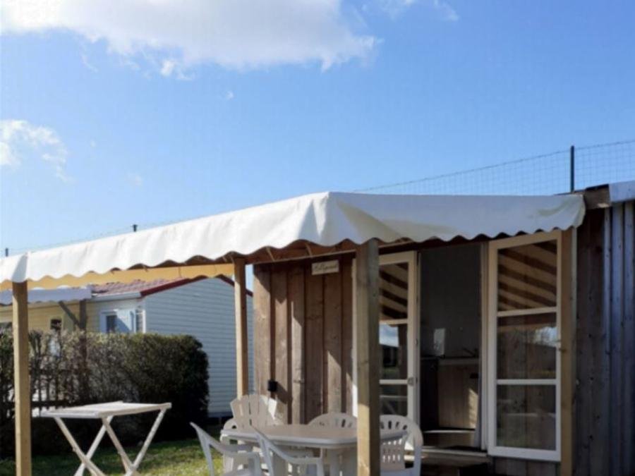 Camping Pas Cher vous présente avec son site Officiel campingpascher.fr, le Camping Paradis - De La Motte classé 4 étoiles, situé sur la commune de Vendrennes dans le département Vendée (Pays De La Loire) en France. Le camping Paradis - De La Motte, vous présente un hébergement de type chalet de 20 m² pour 4 personnes et télévision. Le camping Paradis - De La Motte vous propose du sam. 06 juin au sam. 13 juin 2026, en promotion à -20% pour 7 nuits à 219 € au lieu de 275,0 € soit une Économie de 56 €. Cette location propose 6 dates différentes pour réserver votre séjour. Découvrez également les 20 autres gammes d'hébergements du camping. Les Avis clients pour le Camping Paradis - De La Motte sont excellents avec une note moyenne de 9 sur 10. Étang, Piscine couverte, Piscine extérieure, Animation enfants, Animations familiales, Club enfants, Aire de jeux enfants, Baby-foot, Parcours sportif, Ping-pong, Piscine, Pétanque, Terrain multisports, Trampoline, Bar, Brasserie, Dépôt de pain, Plats à emporter, Snack/Bar,... En savoir plus : cliquez-ICI.