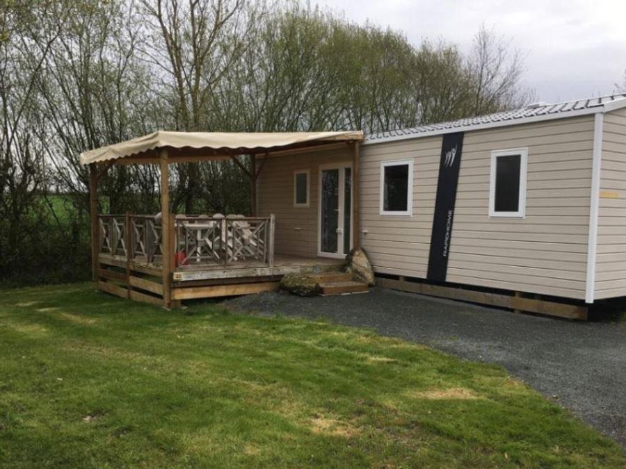 Camping Pas Cher vous présente avec son site Officiel campingpascher.fr, le Camping Paradis - De La Motte classé 4 étoiles, situé sur la commune de Vendrennes dans le département Vendée (Pays De La Loire) en France. Le camping Paradis - De La Motte, vous présente un hébergement de type mobil-home de 32 m² pour 4 personnes avec climatisation et télévision. Le camping Paradis - De La Motte vous propose du sam. 04 juillet au sam. 11 juillet 2026, en promotion à -20% pour 7 nuits à 699 € au lieu de 875,0 € soit une Économie de 176 €. Cette location propose 8 dates différentes pour réserver votre séjour. Découvrez également les 20 autres gammes d'hébergements du camping. Les Avis clients pour le Camping Paradis - De La Motte sont excellents avec une note moyenne de 9 sur 10. Étang, Piscine couverte, Piscine extérieure, Animation enfants, Animations familiales, Club enfants, Aire de jeux enfants, Baby-foot, Parcours sportif, Ping-pong, Piscine, Pétanque, Terrain multisports, Trampoline, Bar, Brasserie, Dépôt de pain, Plats à emporter, Snack/Bar,... En savoir plus : cliquez-ICI.