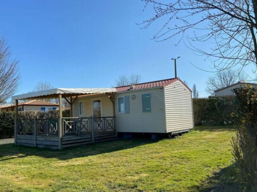 Camping Pas Cher vous présente avec son site Officiel campingpascher.fr, le Camping Paradis - De La Motte classé 4 étoiles, situé sur la commune de Vendrennes dans le département Vendée (Pays De La Loire) en France. Le camping Paradis - De La Motte, vous présente un hébergement de type mobil-home de 27 m² pour 4 personnes et télévision. Le camping Paradis - De La Motte vous propose du sam. 19 septembre au sam. 26 septembre 2026, en promotion à -20% pour 7 nuits à 269 € au lieu de 339,0 € soit une Économie de 70 €. Cette location propose 9 dates différentes pour réserver votre séjour. Découvrez également les 20 autres gammes d'hébergements du camping. Les Avis clients pour le Camping Paradis - De La Motte sont excellents avec une note moyenne de 9 sur 10. Étang, Piscine couverte, Piscine extérieure, Animation enfants, Animations familiales, Club enfants, Aire de jeux enfants, Baby-foot, Parcours sportif, Ping-pong, Piscine, Pétanque, Terrain multisports, Trampoline, Bar, Brasserie, Dépôt de pain, Plats à emporter, Snack/Bar,... En savoir plus : cliquez-ICI.