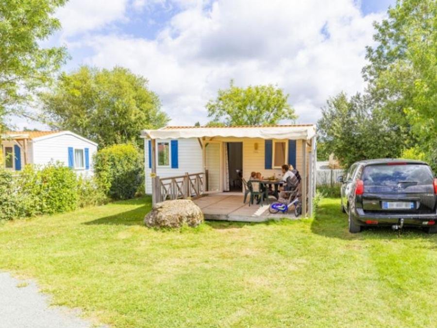 Camping Pas Cher vous présente avec son site Officiel campingpascher.fr, le Camping Paradis - De La Motte classé 4 étoiles, situé sur la commune de Vendrennes dans le département Vendée (Pays De La Loire) en France. Le camping Paradis - De La Motte, vous présente un hébergement de type mobil-home de 25 m² pour 4 personnes et télévision. Le camping Paradis - De La Motte vous propose du sam. 19 septembre au sam. 26 septembre 2026, en promotion à -20% pour 7 nuits à 249 € au lieu de 313,0 € soit une Économie de 64 €. Cette location propose 11 dates différentes pour réserver votre séjour. Découvrez également les 20 autres gammes d'hébergements du camping. Les Avis clients pour le Camping Paradis - De La Motte sont excellents avec une note moyenne de 9 sur 10. Étang, Piscine couverte, Piscine extérieure, Animation enfants, Animations familiales, Club enfants, Aire de jeux enfants, Baby-foot, Parcours sportif, Ping-pong, Piscine, Pétanque, Terrain multisports, Trampoline, Bar, Brasserie, Dépôt de pain, Plats à emporter, Snack/Bar,... En savoir plus : cliquez-ICI.