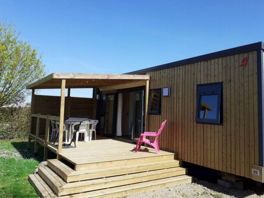 Camping Pas Cher vous présente avec son site Officiel campingpascher.fr, le Camping Paradis - De La Motte classé 4 étoiles, situé sur la commune de Vendrennes dans le département Vendée (Pays De La Loire) en France. Le camping Paradis - De La Motte vous propose un hébergement de type mobil-home de 33 m² pour 6 personnes avec climatisation (télévision). L'établissement vous propose 20 autres types d'hébergements. Découvrez tous nos séjours à petits prix dans la commune et aux alentours de Vendrennes du département : Vendée (Pays De La Loire). Les Avis clients pour le Camping Paradis - De La Motte sont excellents avec une note moyenne de 9 sur 10. Étang, Piscine couverte, Piscine extérieure, Animation enfants, Animations familiales, Club enfants, Aire de jeux enfants, Baby-foot, Parcours sportif, Ping-pong, Piscine, Pétanque, Terrain multisports, Trampoline, Bar, Brasserie, Dépôt de pain, Plats à emporter, Snack/Bar,... En savoir plus : cliquez-ICI.