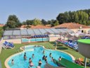 Camping Pas Cher vous présente avec son site Officiel campingpascher.fr, le Camping Paradis - De La Motte classé 4 étoiles, situé sur la commune de Vendrennes dans le département Vendée (Pays De La Loire) en France. Le camping Paradis - De La Motte vous propose un hébergement de type mobil-home de 35 m² pour 5 personnes avec climatisation (télévision). L'établissement vous propose 20 autres types d'hébergements. Découvrez tous nos séjours à petits prix dans la commune et aux alentours de Vendrennes du département : Vendée (Pays De La Loire). Les Avis clients pour le Camping Paradis - De La Motte sont excellents avec une note moyenne de 9 sur 10. Étang, Piscine couverte, Piscine extérieure, Animation enfants, Animations familiales, Club enfants, Aire de jeux enfants, Baby-foot, Parcours sportif, Ping-pong, Piscine, Pétanque, Terrain multisports, Trampoline, Bar, Brasserie, Dépôt de pain, Plats à emporter, Snack/Bar,... En savoir plus : cliquez-ICI.