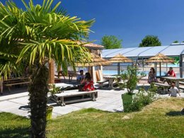 Camping Pas Cher vous présente avec son site Officiel campingpascher.fr, le Camping Paradis - De La Motte classé 4 étoiles, situé sur la commune de Vendrennes dans le département Vendée (Pays De La Loire) en France. Le camping Paradis - De La Motte vous propose un hébergement de type mobil-home de 33 m² pour 6 personnes avec climatisation (télévision). L'établissement vous propose 8 autres types d'hébergements. Découvrez tous nos séjours à petits prix dans la commune et aux alentours de Vendrennes du département : Vendée (Pays De La Loire). Les Avis clients pour le Camping Paradis - De La Motte sont excellents avec une note moyenne de 9 sur 10. Étang, Piscine couverte, Piscine extérieure, Animation enfants, Animations familiales, Club enfants, Aire de jeux enfants, Baby-foot, Parcours sportif, Ping-pong, Piscine, Pétanque, Terrain multisports, Trampoline, Bar, Brasserie, Dépôt de pain, Plats à emporter, Snack/Bar,... En savoir plus : cliquez-ICI.
