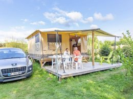 Camping Pas Cher vous présente avec son site Officiel campingpascher.fr, le Camping Paradis - De La Motte classé 4 étoiles, situé sur la commune de Vendrennes dans le département Vendée (Pays De La Loire) en France. Le camping Paradis - De La Motte, vous présente un hébergement de type tente de 20 m² pour 4 personnes. Le camping Paradis - De La Motte vous propose du sam. 11 avril au sam. 18 avril 2026, en promotion à -20% pour 7 nuits à 199 € au lieu de 249,0 € soit une Économie de 50 €. Cette location propose 25 dates différentes pour réserver votre séjour. Découvrez également les 20 autres gammes d'hébergements du camping. Les Avis clients pour le Camping Paradis - De La Motte sont excellents avec une note moyenne de 9 sur 10. Étang, Piscine couverte, Piscine extérieure, Animation enfants, Animations familiales, Club enfants, Aire de jeux enfants, Baby-foot, Parcours sportif, Ping-pong, Piscine, Pétanque, Terrain multisports, Trampoline, Bar, Brasserie, Dépôt de pain, Plats à emporter, Snack/Bar,... En savoir plus : cliquez-ICI.