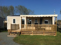 Camping Pas Cher vous présente avec son site Officiel campingpascher.fr, le Camping Paradis - De La Motte classé 4 étoiles, situé sur la commune de Vendrennes dans le département Vendée (Pays De La Loire) en France. Le camping Paradis - De La Motte vous propose un hébergement de type mobil-home de 32 m² pour 6 personnes avec climatisation (télévision). L'établissement vous propose 8 autres types d'hébergements. Découvrez tous nos séjours à petits prix dans la commune et aux alentours de Vendrennes du département : Vendée (Pays De La Loire). Les Avis clients pour le Camping Paradis - De La Motte sont excellents avec une note moyenne de 9 sur 10. Étang, Piscine couverte, Piscine extérieure, Animation enfants, Animations familiales, Club enfants, Aire de jeux enfants, Baby-foot, Parcours sportif, Ping-pong, Piscine, Pétanque, Terrain multisports, Trampoline, Bar, Brasserie, Dépôt de pain, Plats à emporter, Snack/Bar,... En savoir plus : cliquez-ICI.