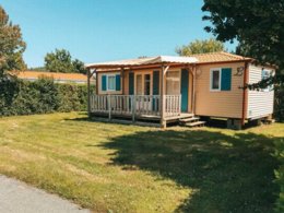 Camping Pas Cher vous présente avec son site Officiel campingpascher.fr, le Camping Paradis - De La Motte classé 4 étoiles, situé sur la commune de Vendrennes dans le département Vendée (Pays De La Loire) en France. Le camping Paradis - De La Motte vous propose un hébergement de type mobil-home de 30 m² pour 6 personnes (télévision). L'établissement vous propose 20 autres types d'hébergements. Découvrez tous nos séjours à petits prix dans la commune et aux alentours de Vendrennes du département : Vendée (Pays De La Loire). Les Avis clients pour le Camping Paradis - De La Motte sont excellents avec une note moyenne de 9 sur 10. Étang, Piscine couverte, Piscine extérieure, Animation enfants, Animations familiales, Club enfants, Aire de jeux enfants, Baby-foot, Parcours sportif, Ping-pong, Piscine, Pétanque, Terrain multisports, Trampoline, Bar, Brasserie, Dépôt de pain, Plats à emporter, Snack/Bar,... En savoir plus : cliquez-ICI.