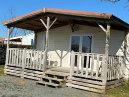 Camping Pas Cher vous présente avec son site Officiel campingpascher.fr, le Camping Paradis - De La Motte classé 4 étoiles, situé sur la commune de Vendrennes dans le département Vendée (Pays De La Loire) en France. Le camping Paradis - De La Motte vous propose un hébergement de type chalet de 24 m² pour 4 personnes (télévision). L'établissement vous propose 20 autres types d'hébergements. Découvrez tous nos séjours à petits prix dans la commune et aux alentours de Vendrennes du département : Vendée (Pays De La Loire). Les Avis clients pour le Camping Paradis - De La Motte sont excellents avec une note moyenne de 9 sur 10. Étang, Piscine couverte, Piscine extérieure, Animation enfants, Animations familiales, Club enfants, Aire de jeux enfants, Baby-foot, Parcours sportif, Ping-pong, Piscine, Pétanque, Terrain multisports, Trampoline, Bar, Brasserie, Dépôt de pain, Plats à emporter, Snack/Bar,... En savoir plus : cliquez-ICI.