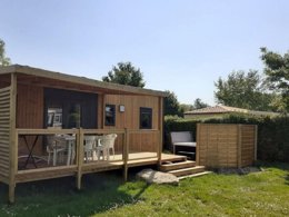 Camping Pas Cher vous présente avec son site Officiel campingpascher.fr, le Camping Paradis - De La Motte classé 4 étoiles, situé sur la commune de Vendrennes dans le département Vendée (Pays De La Loire) en France. Le camping Paradis - De La Motte vous propose un hébergement de type mobil-home de 33 m² pour 6 personnes avec climatisation (télévision). L'établissement vous propose 8 autres types d'hébergements. Découvrez tous nos séjours à petits prix dans la commune et aux alentours de Vendrennes du département : Vendée (Pays De La Loire). Les Avis clients pour le Camping Paradis - De La Motte sont excellents avec une note moyenne de 9 sur 10. Étang, Piscine couverte, Piscine extérieure, Animation enfants, Animations familiales, Club enfants, Aire de jeux enfants, Baby-foot, Parcours sportif, Ping-pong, Piscine, Pétanque, Terrain multisports, Trampoline, Bar, Brasserie, Dépôt de pain, Plats à emporter, Snack/Bar,... En savoir plus : cliquez-ICI.