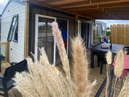 Camping Pas Cher vous présente avec son site Officiel campingpascher.fr, le Camping Paradis - De La Motte classé 4 étoiles, situé sur la commune de Vendrennes dans le département Vendée (Pays De La Loire) en France. Le camping Paradis - De La Motte vous propose un hébergement de type mobil-home de 35 m² pour 5 personnes avec climatisation (télévision). L'établissement vous propose 8 autres types d'hébergements. Découvrez tous nos séjours à petits prix dans la commune et aux alentours de Vendrennes du département : Vendée (Pays De La Loire). Les Avis clients pour le Camping Paradis - De La Motte sont excellents avec une note moyenne de 9 sur 10. Étang, Piscine couverte, Piscine extérieure, Animation enfants, Animations familiales, Club enfants, Aire de jeux enfants, Baby-foot, Parcours sportif, Ping-pong, Piscine, Pétanque, Terrain multisports, Trampoline, Bar, Brasserie, Dépôt de pain, Plats à emporter, Snack/Bar,... En savoir plus : cliquez-ICI.