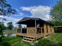 Camping Pas Cher vous présente avec son site Officiel campingpascher.fr, le Camping Paradis - De La Motte classé 4 étoiles, situé sur la commune de Vendrennes dans le département Vendée (Pays De La Loire) en France. Le camping Paradis - De La Motte vous propose un hébergement de type mobil-home de 34 m² pour 5 personnes avec climatisation (télévision). L'établissement vous propose 8 autres types d'hébergements. Découvrez tous nos séjours à petits prix dans la commune et aux alentours de Vendrennes du département : Vendée (Pays De La Loire). Les Avis clients pour le Camping Paradis - De La Motte sont excellents avec une note moyenne de 9 sur 10. Étang, Piscine couverte, Piscine extérieure, Animation enfants, Animations familiales, Club enfants, Aire de jeux enfants, Baby-foot, Parcours sportif, Ping-pong, Piscine, Pétanque, Terrain multisports, Trampoline, Bar, Brasserie, Dépôt de pain, Plats à emporter, Snack/Bar,... En savoir plus : cliquez-ICI.