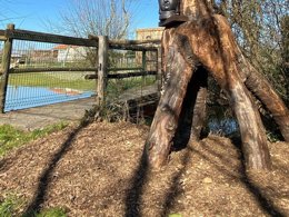 Camping Pas Cher vous présente avec son site Officiel campingpascher.fr, le Camping Paradis - De La Motte classé 4 étoiles, situé sur la commune de Vendrennes dans le département Vendée (Pays De La Loire) en France. Le camping Paradis - De La Motte, vous présente un hébergement de type mobil-home de 18 m² pour 2 personnes et télévision. Le camping Paradis - De La Motte vous propose du sam. 25 avril au sam. 02 mai 2026, en promotion à -20% pour 7 nuits à 219 € au lieu de 275,0 € soit une Économie de 56 €. Cette location propose 18 dates différentes pour réserver votre séjour. Découvrez également les 20 autres gammes d'hébergements du camping. Les Avis clients pour le Camping Paradis - De La Motte sont excellents avec une note moyenne de 8 sur 10. Étang, Piscine couverte, Piscine extérieure, Animation enfants, Animations familiales, Club enfants, Aire de jeux enfants, Baby-foot, Parcours sportif, Ping-pong, Piscine, Pétanque, Terrain multisports, Trampoline, Bar, Brasserie, Dépôt de pain, Plats à emporter, Snack/Bar,... En savoir plus : cliquez-ICI.