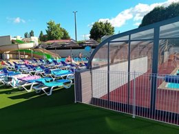 Camping Pas Cher vous présente avec son site Officiel campingpascher.fr, le Camping Paradis - De La Motte classé 4 étoiles, situé sur la commune de Vendrennes dans le département Vendée (Pays De La Loire) en France. Le camping Paradis - De La Motte, vous présente un hébergement de type chalet de 18 m² pour 3 personnes et télévision. Le camping Paradis - De La Motte vous propose du sam. 04 avril au sam. 11 avril 2026, en promotion à -20% pour 7 nuits à 219 € au lieu de 275,0 € soit une Économie de 56 €. Cette location propose 25 dates différentes pour réserver votre séjour. Découvrez également les 20 autres gammes d'hébergements du camping. Les Avis clients pour le Camping Paradis - De La Motte sont excellents avec une note moyenne de 8 sur 10. Étang, Piscine couverte, Piscine extérieure, Animation enfants, Animations familiales, Club enfants, Aire de jeux enfants, Baby-foot, Parcours sportif, Ping-pong, Piscine, Pétanque, Terrain multisports, Trampoline, Bar, Brasserie, Dépôt de pain, Plats à emporter, Snack/Bar,... En savoir plus : cliquez-ICI.