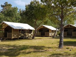 Camping Pas Cher vous présente avec son site Officiel campingpascher.fr, le Camping Le Lagon Bleu classé 3 étoiles, situé sur la commune de Notre Dame De Monts dans le département Vendée (Pays De La Loire) en France. Le camping Le Lagon Bleu, vous présente un hébergement de type tente en toile et bois. Le camping Le Lagon Bleu vous propose du lundi 25 mai au lundi 01 juin 2026 pour 7 nuits à 256€. Cette location propose 74 dates différentes pour réserver votre séjour. Découvrez également les 10 autres gammes d'hébergements du camping. Les Avis clients pour le Camping Le Lagon Bleu sont excellents avec une note moyenne de 9 sur 10. Piscine chauffée, Piscine extérieure, Animations familiales, Terrain multisports, Snack/Bar,... En savoir plus : cliquez-ICI.
