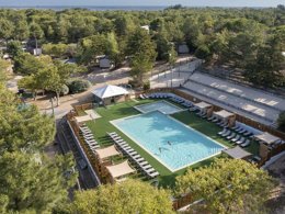 Camping Pas Cher vous présente avec son site Officiel campingpascher.fr, le Camping Sandaya La Grande Côte classé 4 étoiles, situé sur la commune de La Barre De Monts dans le département Vendée (Pays De La Loire) en France. Le camping Sandaya La Grande Côte, vous présente un hébergement de type mobil-home de 32 m² pour 6 personnes et télévision. Le camping Sandaya La Grande Côte vous propose du sam. 04 avril au sam. 11 avril 2026, en promotion à -20% pour 7 nuits à 431,20 € au lieu de 539,0 € soit une Économie de 107,80 €. Cette location propose 135 dates différentes pour réserver votre séjour. Découvrez également les 11 autres gammes d'hébergements du camping. Les Avis clients pour le Camping Sandaya La Grande Côte sont excellents avec une note moyenne de 8 sur 10. Mer, Piscine chauffée, Piscine extérieure, Animations familiales, Club ados, Club enfants, Aire de jeux enfants, Centre équestre, Paddle, Ping-pong, Plongée, Pétanque, Structure gonflable enfants, Terrain de basketball, Terrain de football, Terrain de volley-ball, Terrain multisports, Voile, kiteSurf, Bar, Dépôt de pain, Pizzeria, Plats à emporter, Snack/Bar,... En savoir plus : cliquez-ICI.