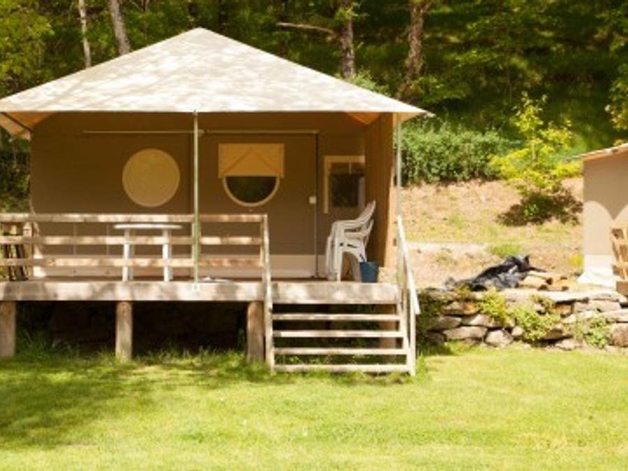 Camping Pas Cher vous présente avec son site Officiel campingpascher.fr, le Camping La Vallée De Poupet classé 3 étoiles, situé sur la commune de Saint Malo Du Bois dans le département Vendée (Pays De La Loire) en France. Le camping La Vallée De Poupet, vous présente un hébergement de type lodge de 25 m² pour 5 personnes. Le camping La Vallée De Poupet vous propose du vendredi 12 juin au vendredi 19 juin 2026 pour 7 nuits à 375€. Cette location propose 18 dates différentes pour réserver votre séjour. Découvrez également les 5 autres gammes d'hébergements du camping. Les Avis clients pour le Camping La Vallée De Poupet sont excellents avec une note moyenne de 8 sur 10. Animations familiales, Aire de jeux enfants, Ping-pong, Épicerie,... En savoir plus : cliquez-ICI.
