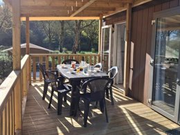 Camping Pas Cher vous présente avec son site Officiel campingpascher.fr, le Camping La Vallée De Poupet classé 3 étoiles, situé sur la commune de Saint Malo Du Bois dans le département Vendée (Pays De La Loire) en France. Le camping La Vallée De Poupet, vous présente un hébergement de type lodge de 25 m² pour 5 personnes. Le camping La Vallée De Poupet vous propose du jeudi 30 avril au jeudi 07 mai 2026 pour 7 nuits à 375€. Cette location propose 88 dates différentes pour réserver votre séjour. Découvrez également les 3 autres gammes d'hébergements du camping. Les Avis clients pour le Camping La Vallée De Poupet sont excellents avec une note moyenne de 8 sur 10. Animations familiales, Aire de jeux enfants, Ping-pong, Épicerie,... En savoir plus : cliquez-ICI.