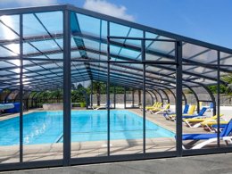 Camping Pas Cher vous présente avec son site Officiel campingpascher.fr, le Camping Le Rouge Gorge 10' Puy Du Fou classé 4 étoiles, situé sur la commune de Les Epesses dans le département Vendée (Pays De La Loire) en France. Le camping Le Rouge Gorge 10' Puy Du Fou, vous présente un hébergement de type tente de 20 m² pour 4 personnes. Le camping Le Rouge Gorge 10' Puy Du Fou vous propose du lundi 14 septembre au lundi 21 septembre 2026 pour 7 nuits à 665.5€. Cette location propose 41 dates différentes pour réserver votre séjour. Découvrez également les 17 autres gammes d'hébergements du camping. Les Avis clients pour le Camping Le Rouge Gorge 10' Puy Du Fou sont excellents avec une note moyenne de 8 sur 10. Piscine chauffée, Piscine couverte, Animations familiales, Aire de jeux enfants, Canoë-kayak, Cyclisme, Ping-pong, Plongée, Pétanque, Randonnée, Salle de fitness, Structure gonflable enfants, Terrain multisports, Trampoline, Bar, Boulangerie, Dépôt de pain, Plats à emporter, Snack/Bar, Épicerie,... En savoir plus : cliquez-ICI.