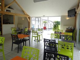 Camping Pas Cher vous présente avec son site Officiel campingpascher.fr, le Camping Le Rouge Gorge 10' Puy Du Fou classé 4 étoiles, situé sur la commune de Les Epesses dans le département Vendée (Pays De La Loire) en France. Le camping Le Rouge Gorge 10' Puy Du Fou, vous présente un hébergement de type mobil-home de 30 m² pour 5 personnes et télévision. Le camping Le Rouge Gorge 10' Puy Du Fou vous propose du dimanche 04 octobre au dimanche 11 octobre 2026 pour 7 nuits à 758€. Cette location propose 144 dates différentes pour réserver votre séjour. Découvrez également les 16 autres gammes d'hébergements du camping. Les Avis clients pour le Camping Le Rouge Gorge 10' Puy Du Fou sont de 7 sur 10. Piscine chauffée, Piscine couverte, Animations familiales, Aire de jeux enfants, Canoë-kayak, Cyclisme, Ping-pong, Plongée, Pétanque, Randonnée, Salle de fitness, Structure gonflable enfants, Terrain multisports, Trampoline, Bar, Boulangerie, Dépôt de pain, Plats à emporter, Snack/Bar, Épicerie,... En savoir plus : cliquez-ICI.