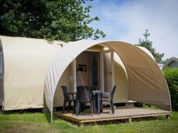 Camping Pas Cher vous présente avec son site Officiel campingpascher.fr, le Camping Le Rouge Gorge 10' Puy Du Fou classé 4 étoiles, situé sur la commune de Les Epesses dans le département Vendée (Pays De La Loire) en France. Le camping Le Rouge Gorge 10' Puy Du Fou, vous présente un hébergement de type hébergement insolite de 16 m². Le camping Le Rouge Gorge 10' Puy Du Fou vous propose du dimanche 04 octobre au dimanche 11 octobre 2026 pour 7 nuits à 460.5€. Cette location propose 204 dates différentes pour réserver votre séjour. Découvrez également les 16 autres gammes d'hébergements du camping. Les Avis clients pour le Camping Le Rouge Gorge 10' Puy Du Fou sont de 7 sur 10. Piscine chauffée, Piscine couverte, Animations familiales, Aire de jeux enfants, Canoë-kayak, Cyclisme, Ping-pong, Plongée, Pétanque, Randonnée, Salle de fitness, Structure gonflable enfants, Terrain multisports, Trampoline, Bar, Boulangerie, Dépôt de pain, Plats à emporter, Snack/Bar, Épicerie,... En savoir plus : cliquez-ICI.