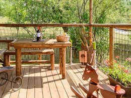 Camping Pas Cher vous présente avec son site Officiel campingpascher.fr, le Camping Le Rouge Gorge 10' Puy Du Fou classé 4 étoiles, situé sur la commune de Les Epesses dans le département Vendée (Pays De La Loire) en France. Le camping Le Rouge Gorge 10' Puy Du Fou, vous présente un hébergement de type chalet de 16 m² pour 4 personnes avec climatisation et télévision. Le camping Le Rouge Gorge 10' Puy Du Fou vous propose du dimanche 04 octobre au dimanche 11 octobre 2026 pour 7 nuits à 608€. Cette location propose 155 dates différentes pour réserver votre séjour. Découvrez également les 16 autres gammes d'hébergements du camping. Les Avis clients pour le Camping Le Rouge Gorge 10' Puy Du Fou sont de 7 sur 10. Piscine chauffée, Piscine couverte, Animations familiales, Aire de jeux enfants, Canoë-kayak, Cyclisme, Ping-pong, Plongée, Pétanque, Randonnée, Salle de fitness, Structure gonflable enfants, Terrain multisports, Trampoline, Bar, Boulangerie, Dépôt de pain, Plats à emporter, Snack/Bar, Épicerie,... En savoir plus : cliquez-ICI.