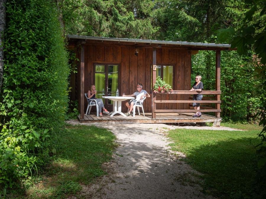 Camping Pas Cher vous présente avec son site Officiel campingpascher.fr, le Camping De La Forêt classé 3 étoiles, situé sur la commune de Levier dans le département Doubs (Franche Comté) en France. Le camping De La Forêt, vous présente un hébergement de type chalet de 20 m² pour 4 personnes et télévision. Le camping De La Forêt vous propose du dimanche 07 juin au dimanche 14 juin 2026, en promotion à -14% pour 7 nuits à 363 € au lieu de 424,0 € soit une Économie de 61 €. Cette location propose 5 dates différentes pour réserver votre séjour. Découvrez également les 8 autres gammes d'hébergements du camping. Les Avis clients pour le Camping De La Forêt sont excellents avec une note moyenne de 9 sur 10. MerRivière, Piscine chauffée, Piscine extérieure, Animation enfants, Animations familiales, Aire de jeux enfants, Baby-foot, Canoë-kayak, Centre équestre, Court de tennis, Cyclisme, Golf, Ping-pong, Pétanque, Randonnée, Terrain multisports, Bar, Boulangerie, Dépôt de pain, Snack/Bar, Supermarché,... En savoir plus : cliquez-ICI.