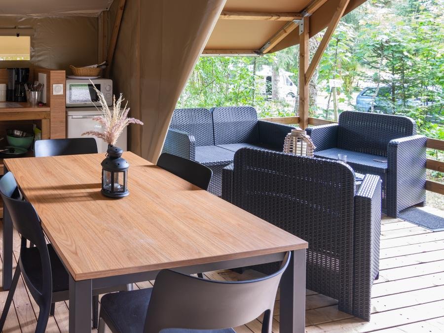 Camping Pas Cher vous présente avec son site Officiel campingpascher.fr, le Camping De La Forêt classé 3 étoiles, situé sur la commune de Levier dans le département Doubs (Franche Comté) en France. Le camping De La Forêt, vous présente un hébergement de type tente en toile et bois de 21 m² pour 5 personnes. Le camping De La Forêt vous propose du vendredi 05 juin au vendredi 12 juin 2026 avec une PROMO de DERNIÈRE MINUTE, en promotion à -14% pour 7 nuits à 295 € au lieu de 344,0 € soit une Économie de 49 €. Cette location propose 27 dates différentes pour réserver votre séjour. Découvrez également les 8 autres gammes d'hébergements du camping. Les Avis clients pour le Camping De La Forêt sont excellents avec une note moyenne de 9 sur 10. MerRivière, Piscine chauffée, Piscine extérieure, Animation enfants, Animations familiales, Aire de jeux enfants, Baby-foot, Canoë-kayak, Centre équestre, Court de tennis, Cyclisme, Golf, Ping-pong, Pétanque, Randonnée, Terrain multisports, Bar, Boulangerie, Dépôt de pain, Snack/Bar, Supermarché,... En savoir plus : cliquez-ICI.