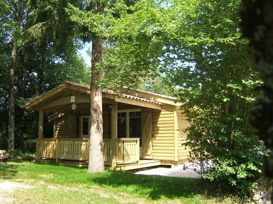 Camping Pas Cher vous présente avec son site Officiel campingpascher.fr, le Camping De La Forêt classé 3 étoiles, situé sur la commune de Levier dans le département Doubs (Franche Comté) en France. Le camping De La Forêt, vous présente un hébergement de type chalet de 35 m² pour 7 personnes et télévision. Le camping De La Forêt vous propose du dimanche 07 juin au dimanche 14 juin 2026, en promotion à -14% pour 7 nuits à 555 € au lieu de 650,0 € soit une Économie de 95 €. Cette location propose 61 dates différentes pour réserver votre séjour. Découvrez également les 8 autres gammes d'hébergements du camping. Les Avis clients pour le Camping De La Forêt sont excellents avec une note moyenne de 9 sur 10. MerRivière, Piscine chauffée, Piscine extérieure, Animation enfants, Animations familiales, Aire de jeux enfants, Baby-foot, Canoë-kayak, Centre équestre, Court de tennis, Cyclisme, Golf, Ping-pong, Pétanque, Randonnée, Terrain multisports, Bar, Boulangerie, Dépôt de pain, Snack/Bar, Supermarché,... En savoir plus : cliquez-ICI.