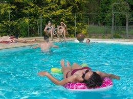 Camping Pas Cher vous présente avec son site Officiel campingpascher.fr, le Camping De La Forêt classé 3 étoiles, situé sur la commune de Levier dans le département Doubs (Franche Comté) en France. Le camping De La Forêt vous propose un hébergement de type mobil-home de 34 m² pour 7 personnes (télévision). L'établissement vous propose 6 autres types d'hébergements. Découvrez tous nos séjours à petits prix dans la commune et aux alentours de Levier du département : Doubs (Franche Comté). Les Avis clients pour le Camping De La Forêt sont excellents avec une note moyenne de 9 sur 10. MerRivière, Piscine chauffée, Piscine extérieure, Animation enfants, Animations familiales, Aire de jeux enfants, Baby-foot, Canoë-kayak, Centre équestre, Court de tennis, Cyclisme, Golf, Ping-pong, Pétanque, Randonnée, Terrain multisports, Bar, Boulangerie, Dépôt de pain, Snack/Bar, Supermarché,... En savoir plus : cliquez-ICI.