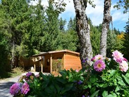 Camping Pas Cher vous présente avec son site Officiel campingpascher.fr, le Camping De La Forêt classé 3 étoiles, situé sur la commune de Levier dans le département Doubs (Franche Comté) en France. Le camping De La Forêt, vous présente un hébergement de type chalet de 25 m² pour 5 personnes et télévision. Le camping De La Forêt vous propose du vendredi 04 septembre au vendredi 11 septembre 2026, en promotion à -15% pour 7 nuits à 283,90 € au lieu de 334,0 € soit une Économie de 50,10 €. Cette location propose 100 dates différentes pour réserver votre séjour. Découvrez également les 5 autres gammes d'hébergements du camping. Les Avis clients pour le Camping De La Forêt sont excellents avec une note moyenne de 9 sur 10. MerRivière, Piscine chauffée, Piscine extérieure, Animation enfants, Animations familiales, Aire de jeux enfants, Baby-foot, Canoë-kayak, Centre équestre, Court de tennis, Cyclisme, Golf, Ping-pong, Pétanque, Randonnée, Terrain multisports, Bar, Boulangerie, Dépôt de pain, Snack/Bar, Supermarché,... En savoir plus : cliquez-ICI.