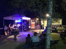 Camping Pas Cher vous présente avec son site Officiel campingpascher.fr, le Camping De La Forêt classé 3 étoiles, situé sur la commune de Levier dans le département Doubs (Franche Comté) en France. Le camping De La Forêt, vous présente un hébergement de type chalet de 25 m² pour 5 personnes et télévision. Le camping De La Forêt vous propose du vendredi 04 septembre au vendredi 11 septembre 2026, en promotion à -15% pour 7 nuits à 283,90 € au lieu de 334,0 € soit une Économie de 50,10 €. Cette location propose 100 dates différentes pour réserver votre séjour. Découvrez également les 5 autres gammes d'hébergements du camping. Les Avis clients pour le Camping De La Forêt sont excellents avec une note moyenne de 9 sur 10. MerRivière, Piscine chauffée, Piscine extérieure, Animation enfants, Animations familiales, Aire de jeux enfants, Baby-foot, Canoë-kayak, Centre équestre, Court de tennis, Cyclisme, Golf, Ping-pong, Pétanque, Randonnée, Terrain multisports, Bar, Boulangerie, Dépôt de pain, Snack/Bar, Supermarché,... En savoir plus : cliquez-ICI.