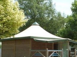 Camping Pas Cher vous présente avec son site Officiel campingpascher.fr, le Camping La Rabine classé 3 étoiles, situé sur la commune de Machecoul dans le département Loire-atlantique (Pays De La Loire) en France. Le camping La Rabine, vous présente un hébergement de type bungalow toilé de 25 m² pour 5 personnes. Le camping La Rabine vous propose du sam. 30 mai au sam. 06 juin 2026 pour 7 nuits à 205€. Cette location propose 127 dates différentes pour réserver votre séjour. Découvrez également les 4 autres gammes d'hébergements du camping. Les Avis clients pour le Camping La Rabine sont excellents avec une note moyenne de 9 sur 10. Mer, Piscine couverte, Piscine extérieure, Animation enfants, Animations familiales, Aire de jeux enfants, Canoë-kayak, Centre équestre, Cyclisme, Paddle, Ping-pong, Planche à voile, Pétanque, Surf, Terrain de badminton, Terrain de volley-ball, Boulangerie, Bureau de tabac, Dépôt de pain, Plats à emporter, Restaurant, Station-service, Supermarché, Épicerie,... En savoir plus : cliquez-ICI.