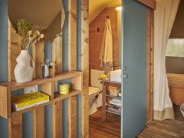 Camping Pas Cher vous présente avec son site Officiel campingpascher.fr, le Camping La Rabine classé 3 étoiles, situé sur la commune de Machecoul dans le département Loire-atlantique (Pays De La Loire) en France. Le camping La Rabine, vous présente un hébergement de type lodge de 25 m² pour 5 personnes. Le camping La Rabine vous propose du sam. 30 mai au sam. 06 juin 2026 pour 7 nuits à 225€. Cette location propose 135 dates différentes pour réserver votre séjour. Découvrez également les 4 autres gammes d'hébergements du camping. Les Avis clients pour le Camping La Rabine sont excellents avec une note moyenne de 9 sur 10. Mer, Piscine couverte, Piscine extérieure, Animation enfants, Animations familiales, Aire de jeux enfants, Canoë-kayak, Centre équestre, Cyclisme, Paddle, Ping-pong, Planche à voile, Pétanque, Surf, Terrain de badminton, Terrain de volley-ball, Boulangerie, Bureau de tabac, Dépôt de pain, Plats à emporter, Restaurant, Station-service, Supermarché, Épicerie,... En savoir plus : cliquez-ICI.