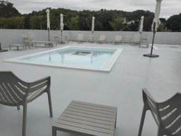 Camping Pas Cher vous présente avec son site Officiel campingpascher.fr, le Camping VVF Les Sableaux - Noirmoutier, situé sur la commune de Noirmoutier En L'ile dans le département Vendée (Pays De La Loire) en France. Le camping VVF Les Sableaux - Noirmoutier, vous présente un hébergement de type lodge de 35 m² pour 4 personnes. Le camping VVF Les Sableaux - Noirmoutier vous propose du sam. 16 mai au sam. 23 mai 2026, en promotion à -14% pour 7 nuits à 672,35 € au lieu de 791,0 € soit une Économie de 118,65 €. Cette location propose 101 dates différentes pour réserver votre séjour. Découvrez également les 4 autres gammes d'hébergements du camping. Les Avis clients pour le Camping VVF Les Sableaux - Noirmoutier sont excellents avec une note moyenne de 8 sur 10. Piscine chauffée, Piscine couverte, Animations familiales, Club enfants, Aire de jeux enfants, Pétanque, Terrain de volley-ball, Dépôt de pain, Snack/Bar,... En savoir plus : cliquez-ICI.