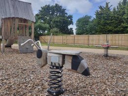 Camping Pas Cher vous présente avec son site Officiel campingpascher.fr, le Camping VVF Les Sableaux - Noirmoutier, situé sur la commune de Noirmoutier En L'ile dans le département Vendée (Pays De La Loire) en France. Le camping VVF Les Sableaux - Noirmoutier, vous présente un hébergement de type lodge. Le camping VVF Les Sableaux - Noirmoutier vous propose du jeudi 28 mai au jeudi 04 juin 2026, en promotion à -14% pour 7 nuits à 690,20 € au lieu de 812,0 € soit une Économie de 121,80 €. Cette location propose 5 dates différentes pour réserver votre séjour. Découvrez également les 1 autres gammes d'hébergements du camping. Les Avis clients pour le Camping VVF Les Sableaux - Noirmoutier sont de 6 sur 10. Piscine chauffée, Piscine couverte, Animations familiales, Club enfants, Aire de jeux enfants, Pétanque, Terrain de volley-ball, Dépôt de pain, Snack/Bar,... En savoir plus : cliquez-ICI.