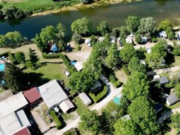 Camping Pas Cher vous présente avec son site Officiel campingpascher.fr, le Camping Flower Les 3 Ours classé 3 étoiles, situé sur la commune de Montbarrey dans le département Jura (Franche Comté) en France. Le camping Flower Les 3 Ours, vous présente un hébergement de type tente de 32 m². Le camping Flower Les 3 Ours vous propose du sam. 29 août au sam. 05 septembre 2026 pour 7 nuits à 245€. Cette location propose 35 dates différentes pour réserver votre séjour. Découvrez également les 6 autres gammes d'hébergements du camping. Les Avis clients pour le Camping Flower Les 3 Ours sont excellents avec une note moyenne de 8 sur 10. Rivière, Piscine extérieure, Animation enfants, Aire de jeux enfants, Canoë-kayak, Cyclisme, Ping-pong, Pétanque, Randonnée, Trampoline,... En savoir plus : cliquez-ICI.