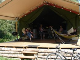 Camping Pas Cher vous présente avec son site Officiel campingpascher.fr, le Camping Flower Les 3 Ours classé 3 étoiles, situé sur la commune de Montbarrey dans le département Jura (Franche Comté) en France. Le camping Flower Les 3 Ours, vous présente un hébergement de type tente de 37 m². Le camping Flower Les 3 Ours vous propose du sam. 29 août au sam. 05 septembre 2026 pour 7 nuits à 280€. Cette location propose 65 dates différentes pour réserver votre séjour. Découvrez également les 6 autres gammes d'hébergements du camping. Les Avis clients pour le Camping Flower Les 3 Ours sont excellents avec une note moyenne de 8 sur 10. Rivière, Piscine extérieure, Animation enfants, Aire de jeux enfants, Canoë-kayak, Cyclisme, Ping-pong, Pétanque, Randonnée, Trampoline,... En savoir plus : cliquez-ICI.