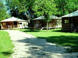 Camping Pas Cher vous présente avec son site Officiel campingpascher.fr, le Camping Flower Les 3 Ours classé 3 étoiles, situé sur la commune de Montbarrey dans le département Jura (Franche Comté) en France. Le camping Flower Les 3 Ours, vous présente un hébergement de type tente de 40 m². Le camping Flower Les 3 Ours vous propose du mardi 26 mai au mardi 02 juin 2026 pour 7 nuits à 307€. Cette location propose 67 dates différentes pour réserver votre séjour. Découvrez également les 6 autres gammes d'hébergements du camping. Les Avis clients pour le Camping Flower Les 3 Ours sont excellents avec une note moyenne de 8 sur 10. Rivière, Piscine extérieure, Animation enfants, Aire de jeux enfants, Canoë-kayak, Cyclisme, Ping-pong, Pétanque, Randonnée, Trampoline,... En savoir plus : cliquez-ICI.